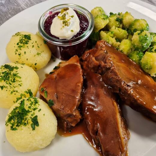 Wildschweinbraten mit Cranberry-Kirsch-Chutney, Rosenkohl und Klößen