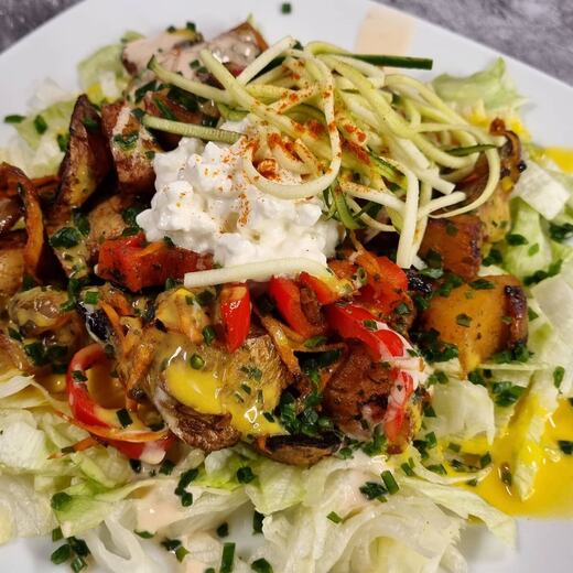 Kleiner Chaosteller mit Bratkartoffeln und frisch gebratenem Sauergemüse