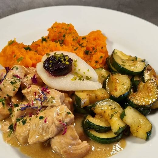 Von Blüten geküsstes Hähnchen-Kokos-Curry