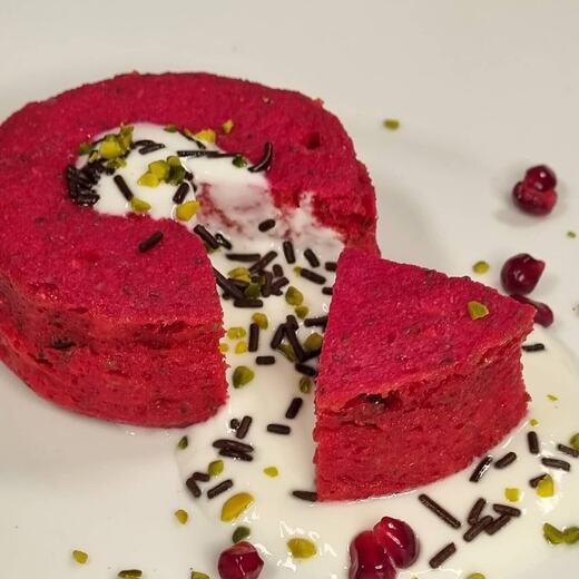 Als Nachtisch gibt's zum roten Essen einen roten Tassen[Quark]kuchen mit Banane, Datteln…