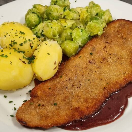 Schnitzel mit Rosenkohl aus dem eigenen Garten dazu Kartoffeln