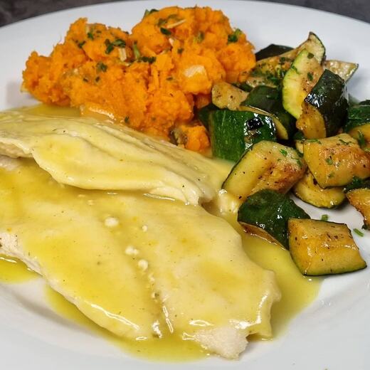 Gekochtes Pangasiusfilet mit Zitronen-Ingwer-Soße