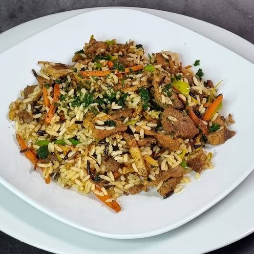 Wildreispfanne mit Gyros, Lauch, Möhren, Sellerie und vielen Kräutern