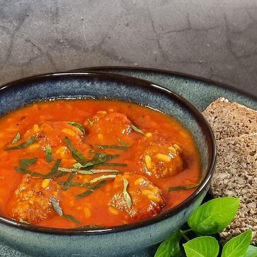 Tomaten-Kokos-Suppe mit Wildreis, Fleischbällchen und sanfter Schärfe