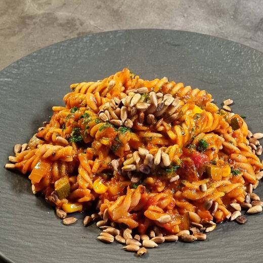 Vollkorn Dinkelnudeln in veganer Tomatensauce und gerösteten Sonnenblumenkerne