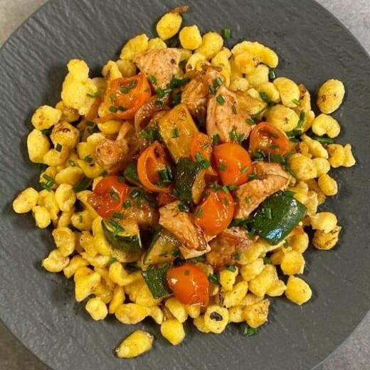 Köpflepfanne mit Zucchini, Tomate, Zwiebel und Putenbruststreifen