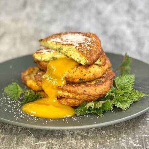 Kartoffelpuffer mit frischen, vitaminreichen Brennnesselspitzen und Kürbiskernen dazu Aprikosenmus