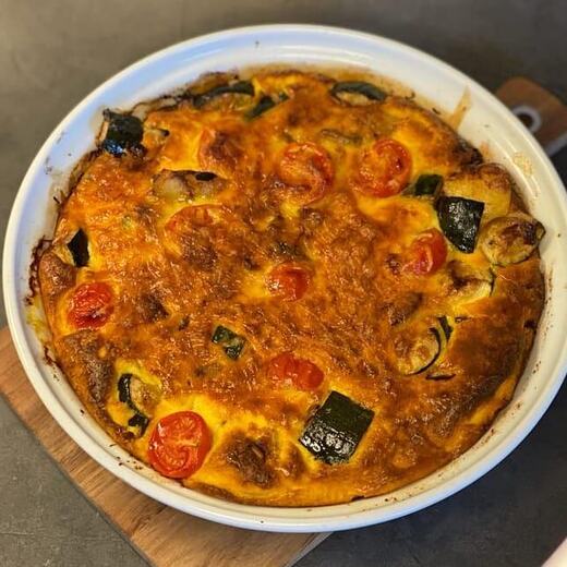 Würziger Auflauf mit Kartoffeln, Zucchini, Tomate und einer leckeren Käsehaube