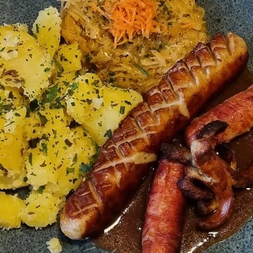 Bratwurst Trilogie mit deftigem Sauerkraut und Salzkartoffeln
