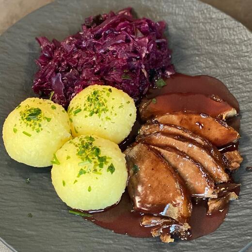 Wildschweinbraten in einer herben Rotweinsoße mit Blaubeernote