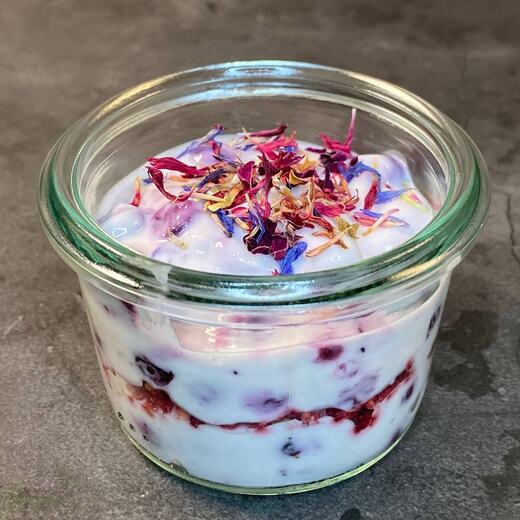 Als Dessert gibt's heute eine Vanille-Blaubeeren-Creme mit Blütenblättern