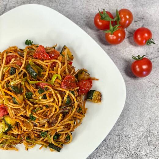 Bratnudeln aus den restlichen Spaghetti von gestern und viel frisches Gemüse