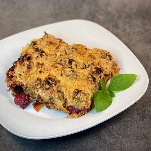 Hackfleischauflauf mit Rote Bete, Zucchini, Zwiebeln, Knoblauch, Feta, Gouda und Kartoffelteig