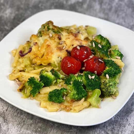 Frisch aus dem Backofen Nudelauflauf mit Hähnchen Kebab, Brokkoli, roten Zwiebel…