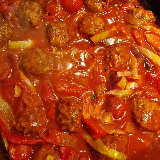 Fleischbällchen in bunter Tomatensauce und Salzkartoffeln