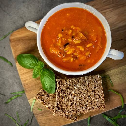 Fruchtig-scharfe Tomatensuppe mit Wildreis und dem Hauch von Asien