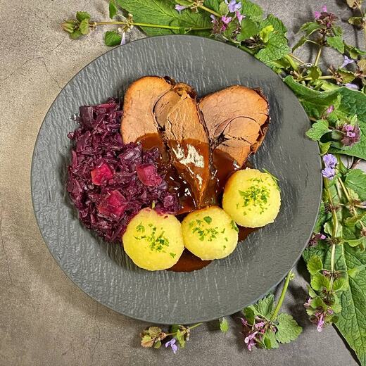 Wildschwein mit Apfelrotkohl und Kartoffelklöße