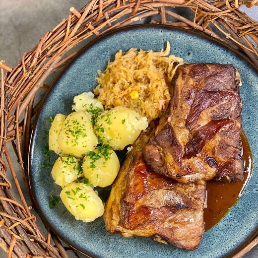 Pikante Rippchen mit deftigen Sauerkraut und Salzkartoffeln