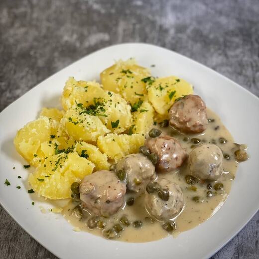 Duett von Fleischklößchen (Schwein & Geflügel) in Karpersauce dazu Salzkartoffeln