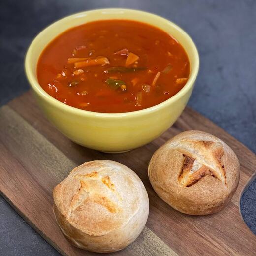 Soljanka nach Art des Fleischers dazu Aufbackbrötchen