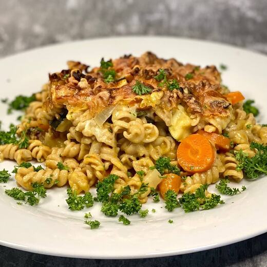 Vollkorn Nudelauflauf mit Kokos-Sauce, Möhren, Zucchini, Kräutern und viel Käse