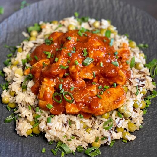 Puten-Tomaten-Gulasch auf Wildreis mit Erbsen