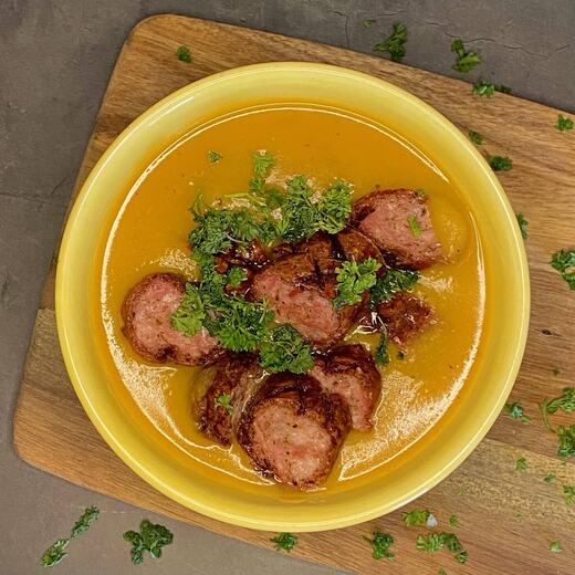 Die vegane Suppe besteht aus Kartoffeln, Möhren, Sellerie, Zwiebeln, Weißwein und einer…