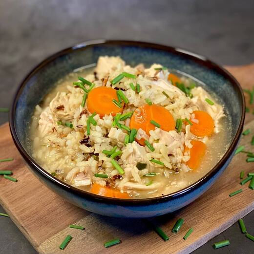 Reiseintopf mit Hühnchen, Möhren und vielen frischen Kräutern aus dem Garten