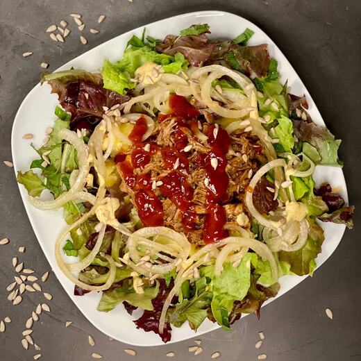 Rindfleisch auf Drückkartoffeln dazu Gartensalat und Zwiebelringen