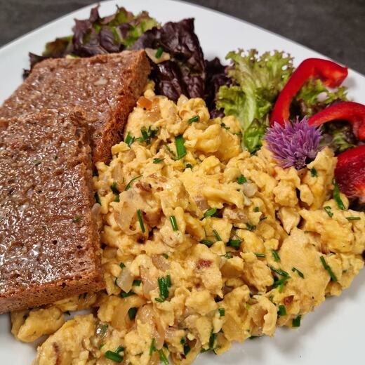 Frühstück war heute Rührei mit Kräutern dazu Butter-Toast