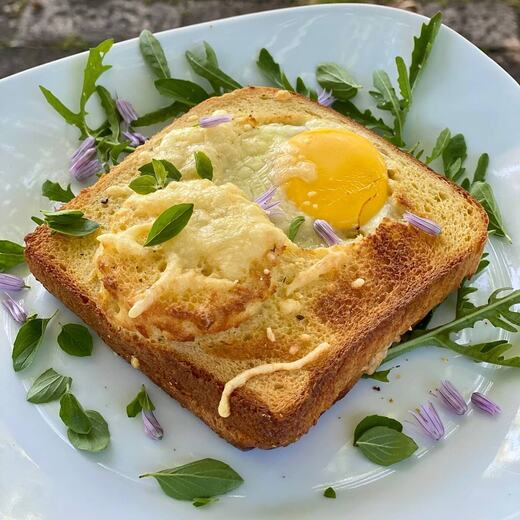 Zwei Toastscheiben in verquirlter Ei-Sahne-Masse gebadet
