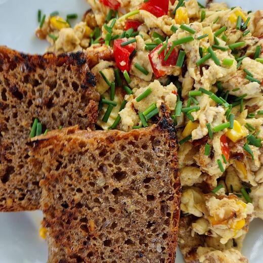Rührei heute mal mit Paprika, Mais und braunen Zwiebeln
