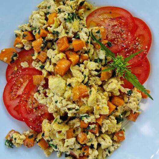 Rührei mit Süßkartoffel, Brennnesseln und Tomaten