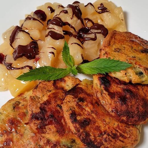 Kartoffelpuffer mit frischer Brennesseln und Minze aus dem Garten dazu mit Rum beschwipste Ananas