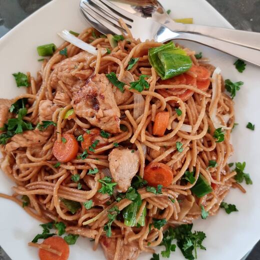 Vollkorn-Spaghetti mit Gemüse und Putenfleisch