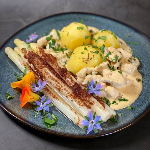 Sahnegeschnetzeltes dazu Spargel und Salzkartoffeln