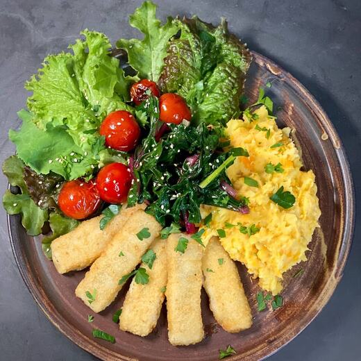Backfisch mit frischem Mangold und Salat aus dem Garten