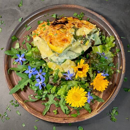 Kartoffelauflauf mit Wildschwein, Käse und aus dem eigenen Garten Salat, Kräuter, gelbe…