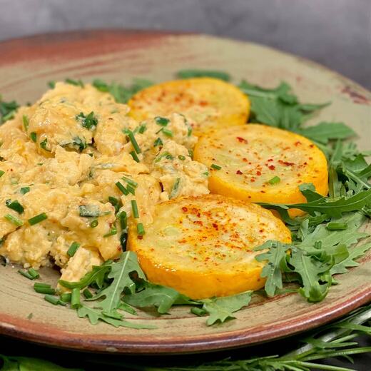 Frische Garten-Zucchini in Butter gebraten und mit Chilliflocken verfeinert