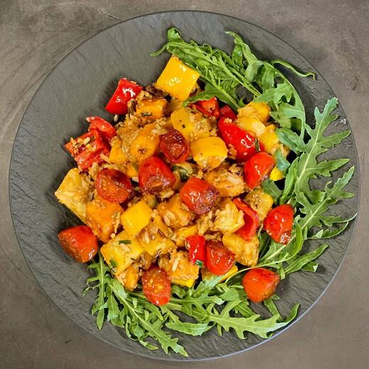 Veganes Mittagessen mit Süßkartoffel, Zucchini, Paprika, Brokkoli, Kirschtomaten…