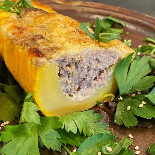 Die frisch geerntete Zucchini gibt's heute mit Hackfleisch gefüllt und Käse überbacken