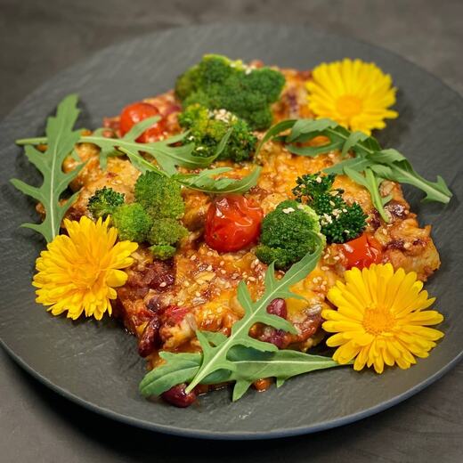 Gebackene Kartoffelschnitte mit Chili con Carne, Kirschtomaten und frischem Garten-Brokkoli