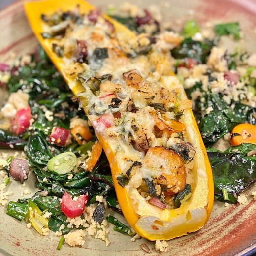 Gefüllte Zucchini mit Couscous, Kräuter, Lauchzwiebeln, Möhren, Gouda, Schafskäse…