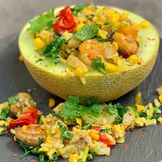 Gefüllte Melone mit gebratener Hühnerbrust, Wildreis, Zwiebel, Champignons, Tomaten…