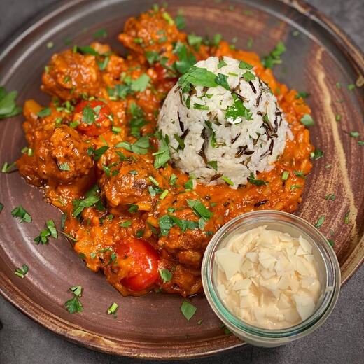 Reispfanne mit Hackfleiscbällchen in Tomate-Kokos-Sauce und einer extra Dekoportion…
