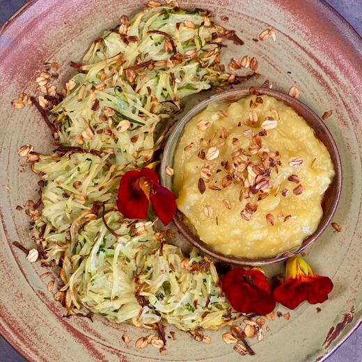 Zucchini-Kartoffel-Puffer aus dem Backofen dazu selbstgemachtes Apfelmus