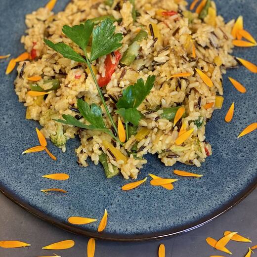 Vegane Curry-Reispfanne mit Gemüse, Mango und Kokos
