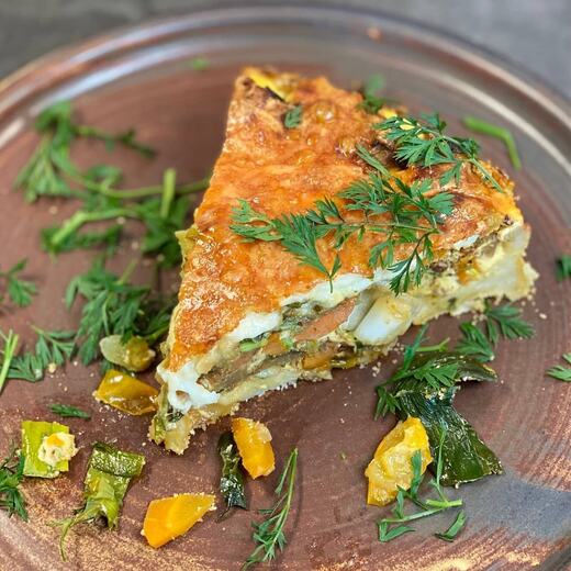 Vegetarischer Gemüsekuchen mit Kartoffelboden und einer kräftig gewürzten Füllung mit…