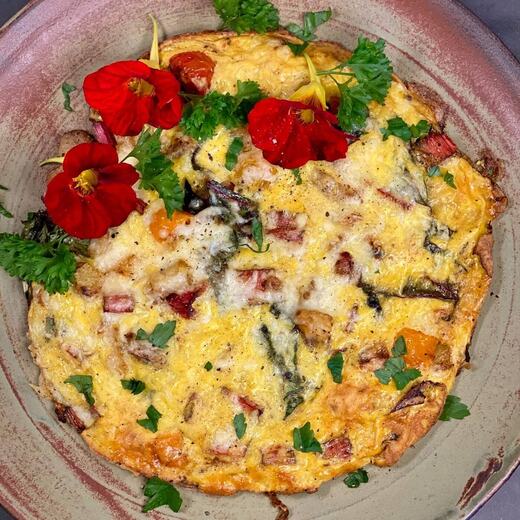 Gemüse-Omelette mit Zucchini, Mangold, Zwiebeln, viel Käse und Ei