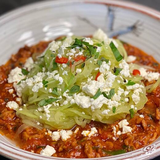 Zucchini-Nudeln mit einer pikanten Hackfleischsauce, ganz vielen…